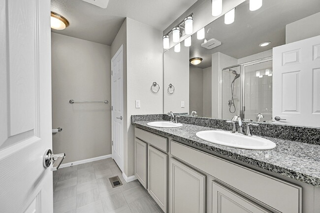 Building Photo - $2,495.00, 2 bed, 2.5 bath located in Denver