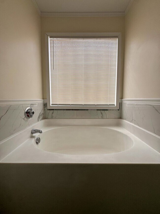 Building Photo - Charming 3 Bed 2 Bath Home with Bonus Room