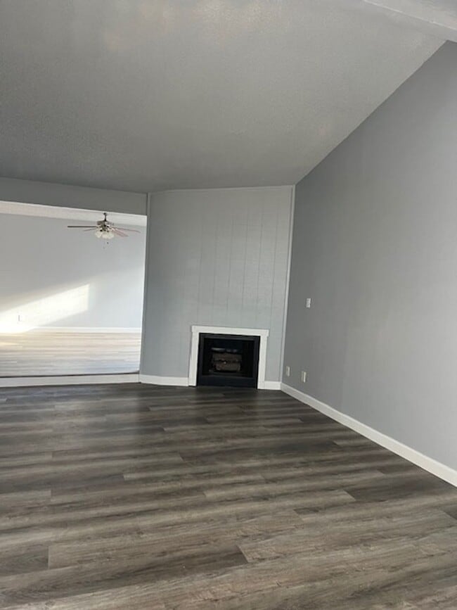 Building Photo - 10429 El Mercado Dr