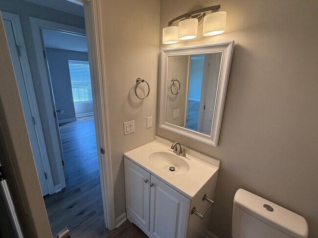 Building Photo - 3 BEDROOM CONDO. Walking Distance to Unive...