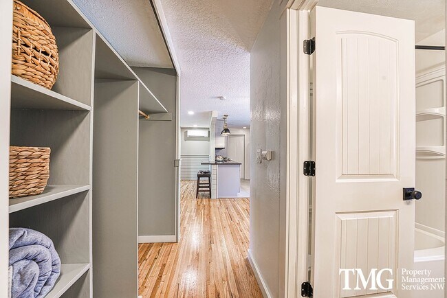 Building Photo - Classic Ranch Style home with 2 Bed 1.5 Bath and Large Backyard!