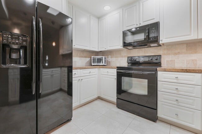 Building Photo - 73895 Saquaro Ct