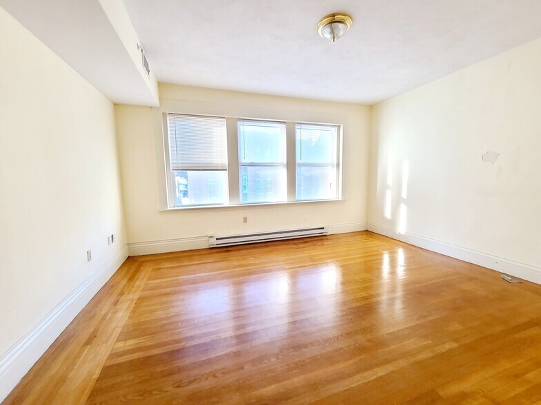 Building Photo - 1402 Beacon St