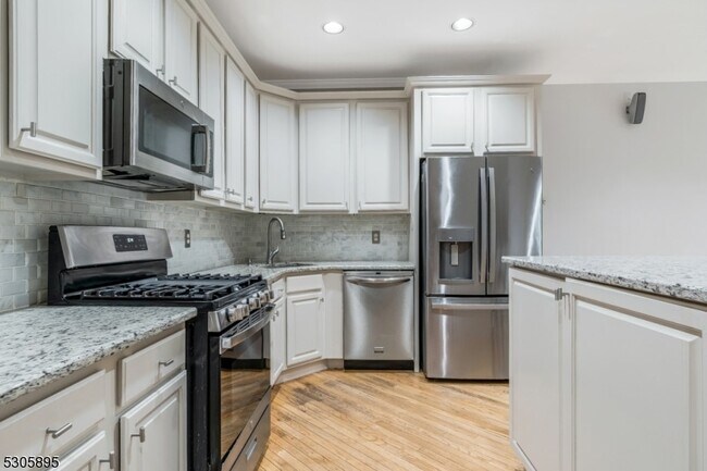 Building Photo - 5 Hidden Pond Ct