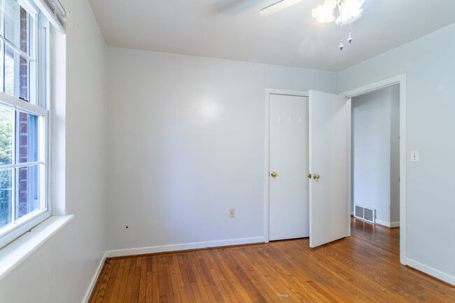 Building Photo - Convenient to Downtown Brevard