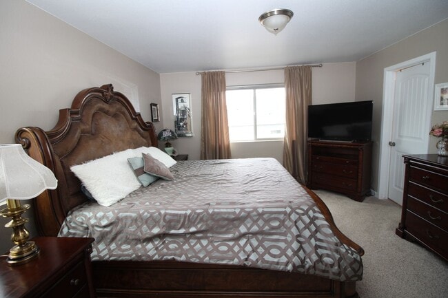 Building Photo - 2392 Pelican Bay Dr