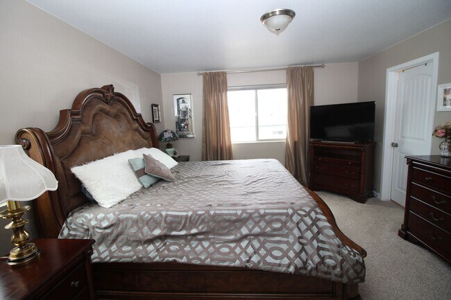 Building Photo - Amazing 4bdrm home in Forest Lakes