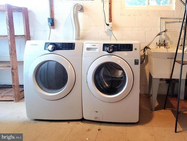 Building Photo - 702 W Edmonston Dr