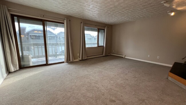 Building Photo - Beautifully maintained (3) bedroom, (2) ba...