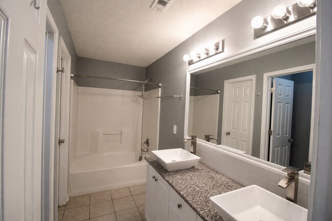 Building Photo - Updated 3BR/2BA Solar Home with No Carpet, Granite Countertops, Stainless Appliances & Spacious B...