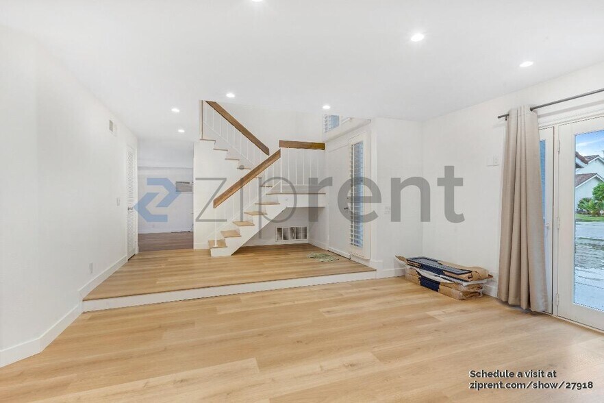 Building Photo - Unit