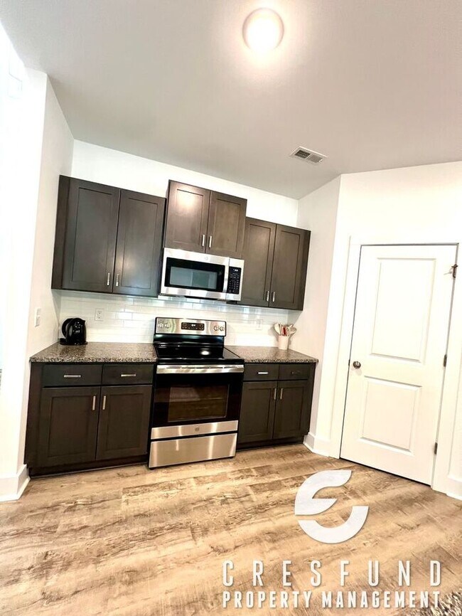 Building Photo - Close to Fort Bragg/Master BR Downstairs S...