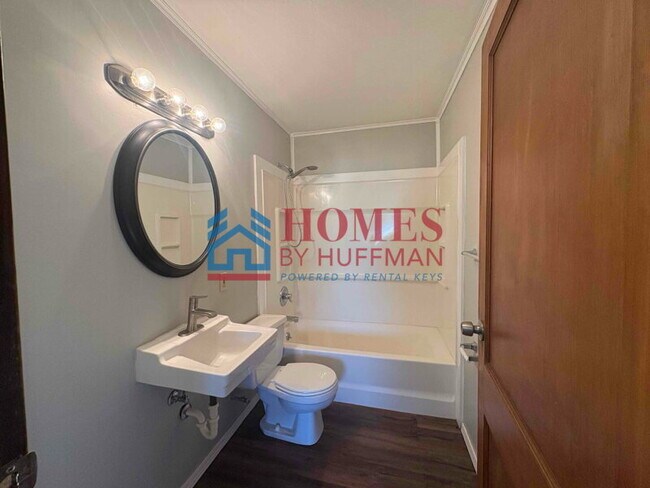 Building Photo - Three Bedroom House | Off Street Parking