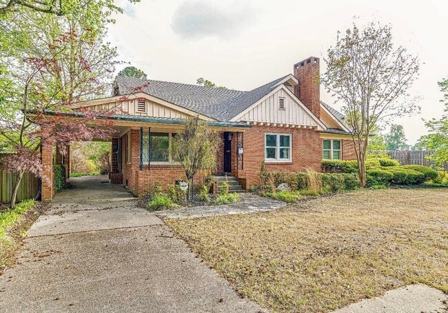 Building Photo - 1205 W Oak Ave