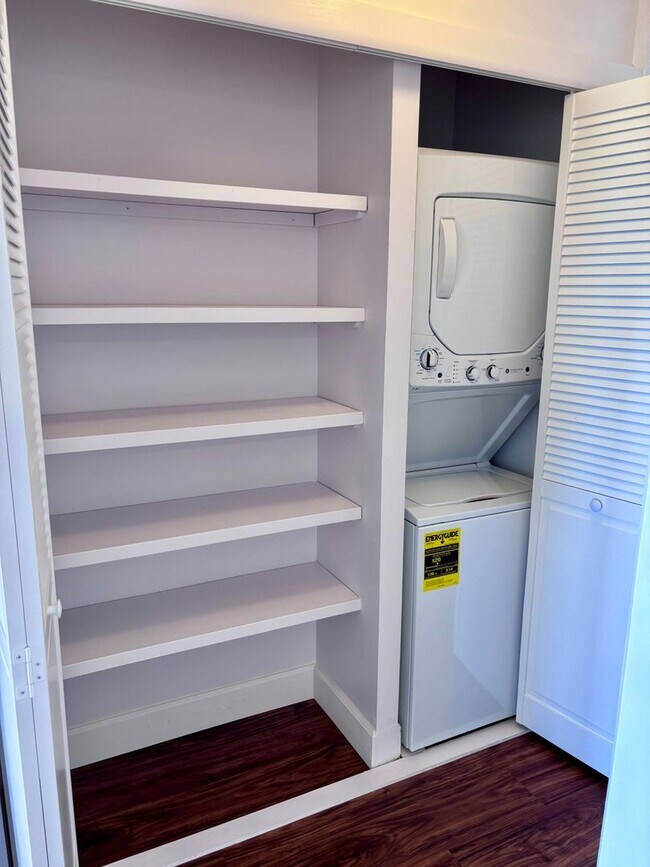 Building Photo - For Rent | New Renovated 1 Bedroom, 1 Bathroom with 1 Assigned Covered Parking at Scenic Tower