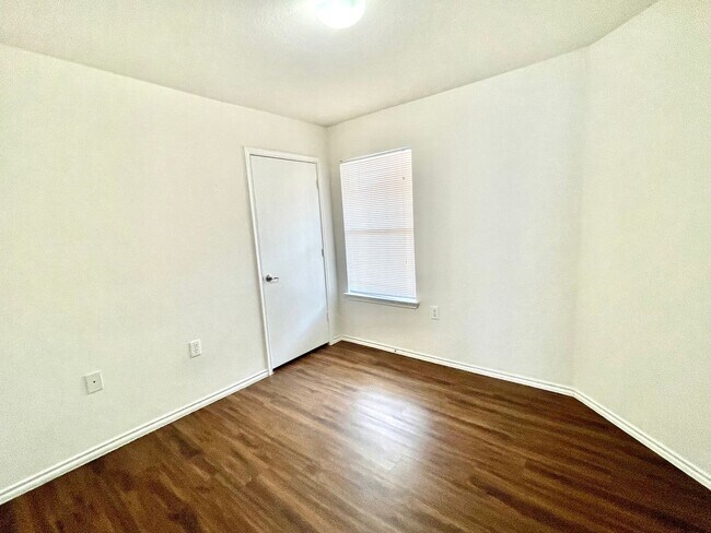 Building Photo - Home Near Southeast Downtown Austin and Ai...