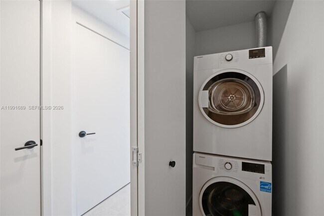 Building Photo - 121 NE 5th St