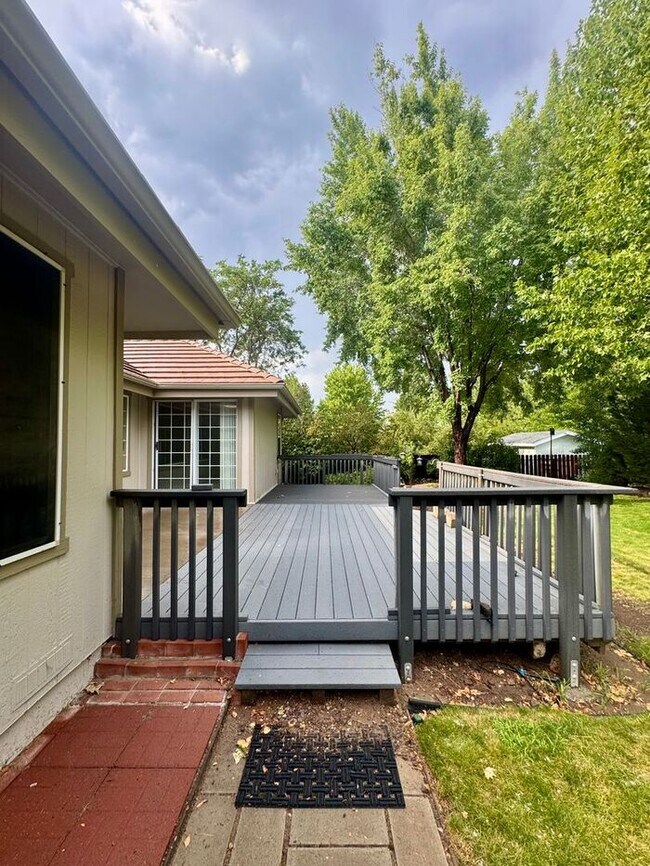 Building Photo - Spacious 3 Bed + Office | 3 Bath | 3-Car G...
