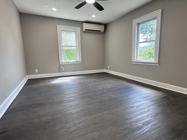 Living room - 857 Sherman Ave