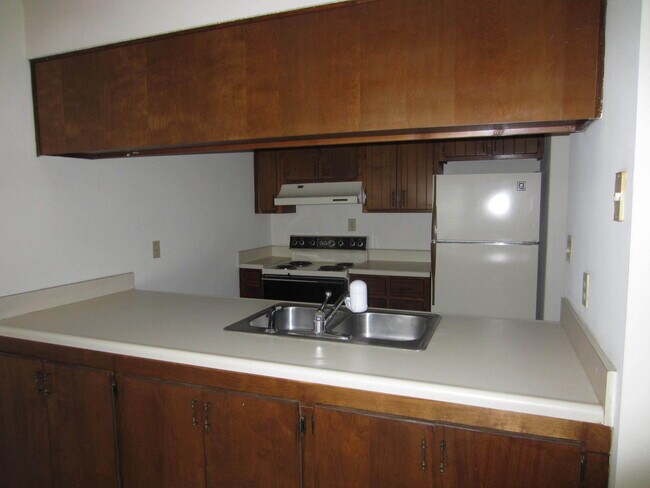 Building Photo - 5 Wooddale Dr