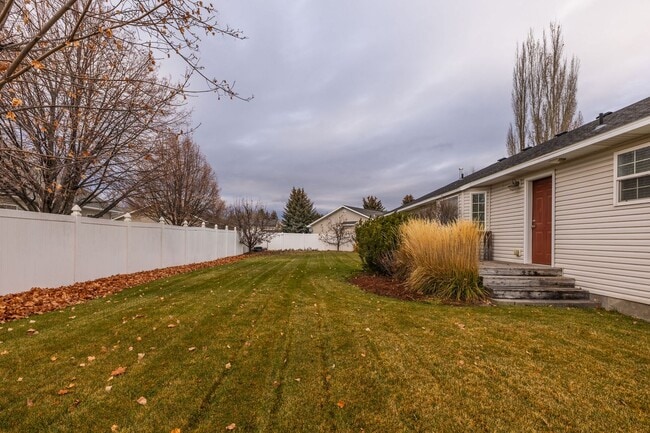 Building Photo - 3 Bedroom 2 bath home in Sugar City Idaho 2 stall garage in awesome neighborhood