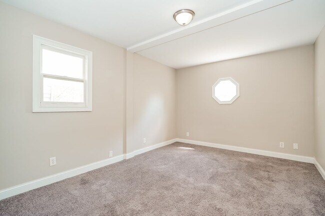 Building Photo - 764-766 Kelton Ave