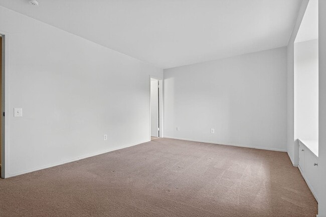 Building Photo - Charming End-Unit Townhome in Sought-After...