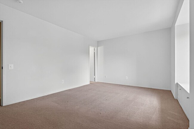 Building Photo - Charming End-Unit Townhome in Sought-After Maryland Place, Gaithersburg