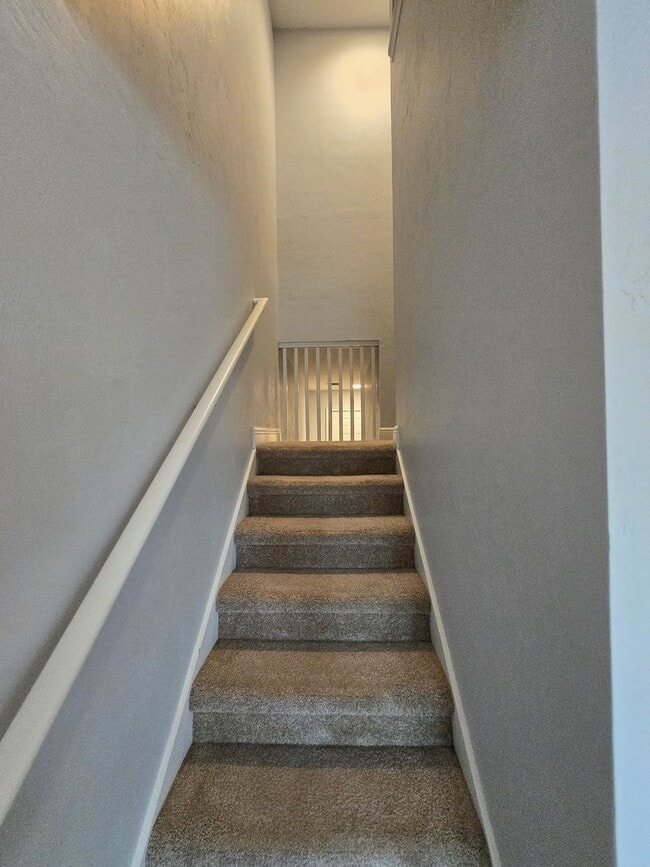 Building Photo - 3BR/3BA Two-Story Quad – Prime Location & Move-In Ready!