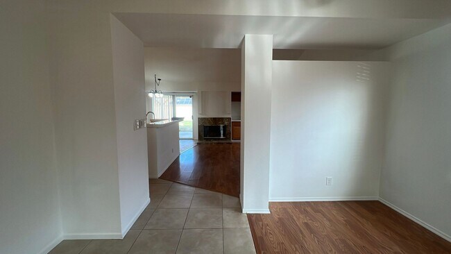 Building Photo - East Lancaster Home