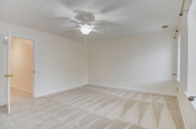 Building Photo - DOWNTOWN NORFOLK TOWNHOUSE