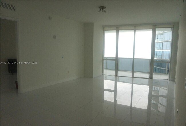 Building Photo - 15811 Collins Ave