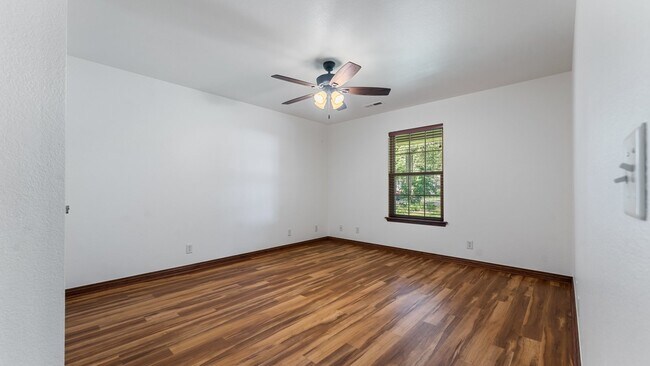Building Photo - 1135 N Vista Pl