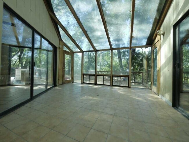 Building Photo - 703 Deer Ln