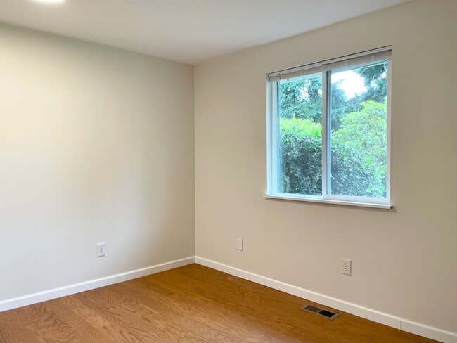 Building Photo - Remodeled 3+1 Bed 2 Bath Rambler in Juanita