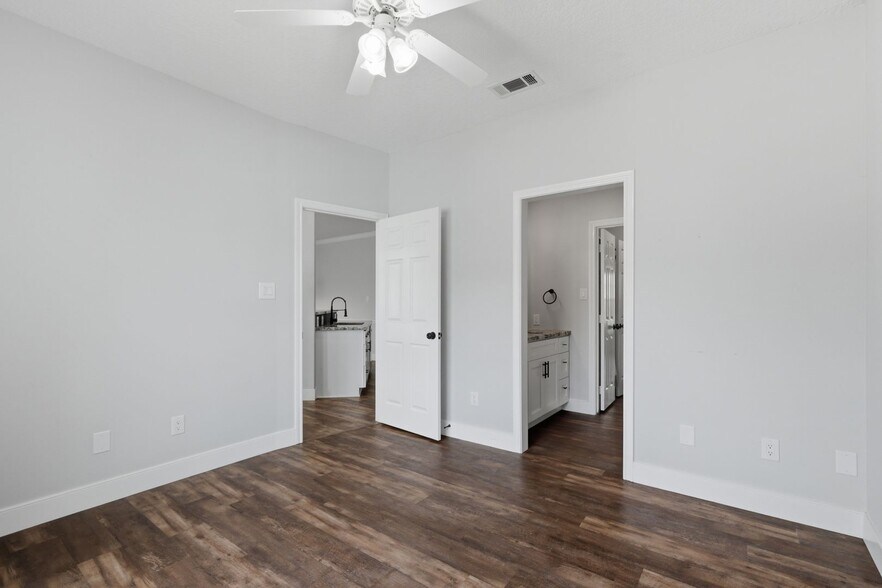 Building Photo - Remodeled 3 Bed Townhome