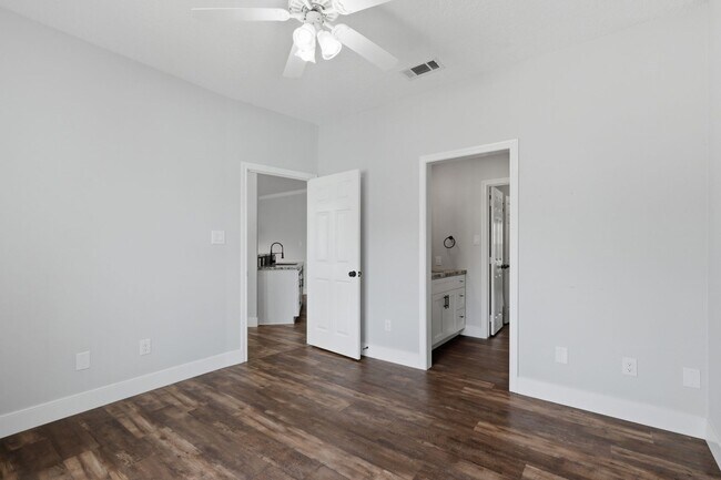 Building Photo - Remodeled 3 Bed Townhome