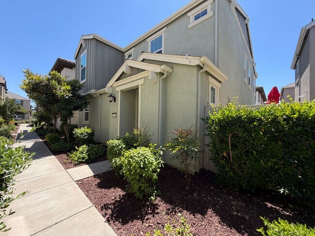 Building Photo - Beautiful 4 Bedroom  home in Fantastic Location