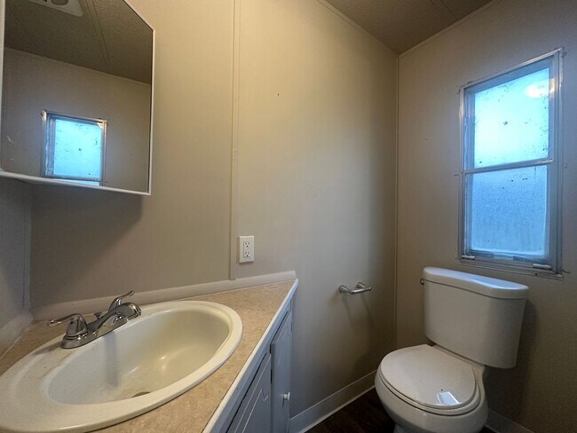 Building Photo - 3bed, 2bath 924sq.ft. mobile home in quiet...