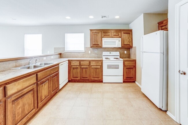 Building Photo - 2 Bedroom + Garage! Available now!