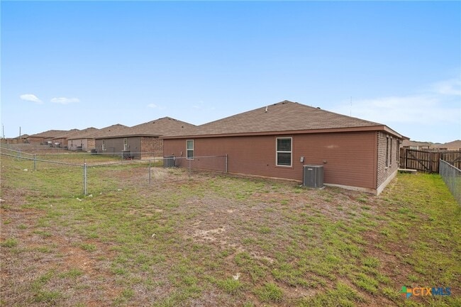 Building Photo - 903 Lasso Dr