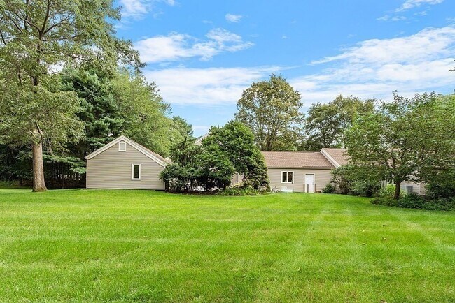 Building Photo - 5 Daybreak