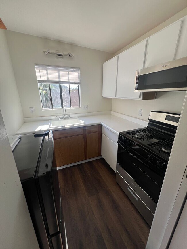 Building Photo - Charming back Studio