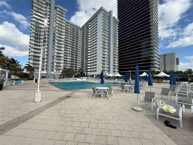 Building Photo - 2030 S Ocean Dr