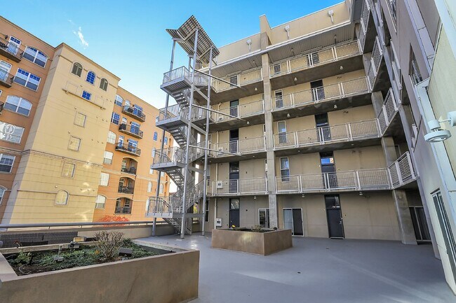 Building Photo - $2,350 - Urban 2 bed 2 bath Condo in Golde...