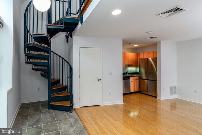 Building Photo - 36 Moore St