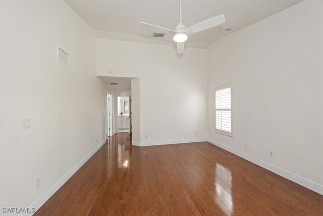 Building Photo - 2252 Royal Ln