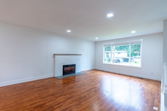 Building Photo - 4bed/3bath home in Finn Hill