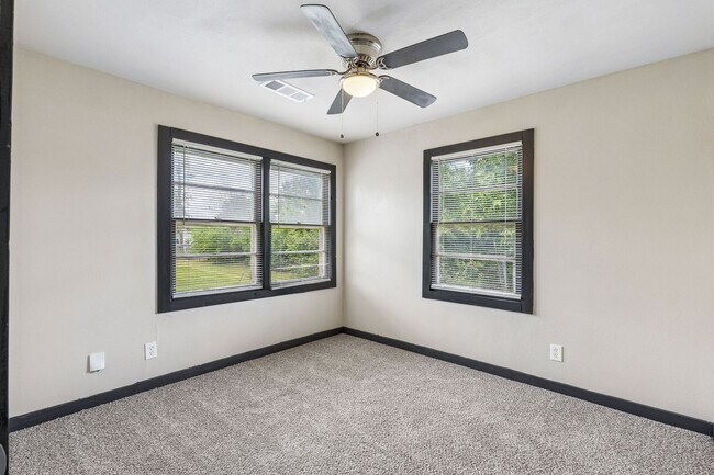 Building Photo - 3 bed, 1 bath home in Del City, OK