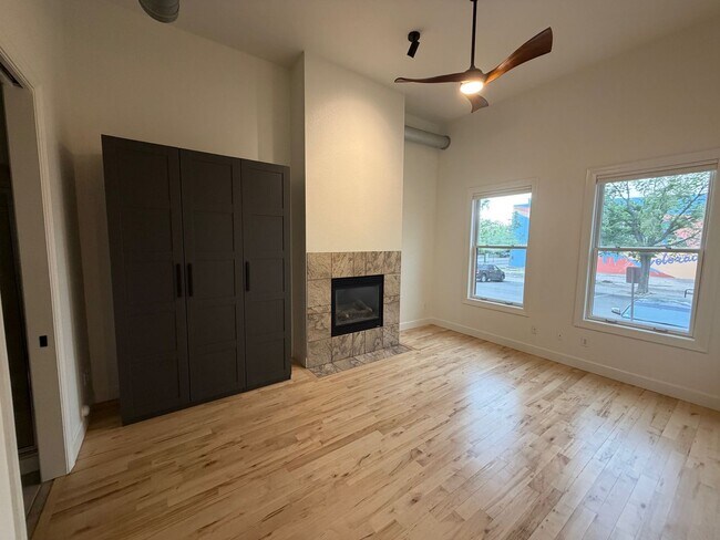 Building Photo - Gorgeous loft style condo in Downtown FC!